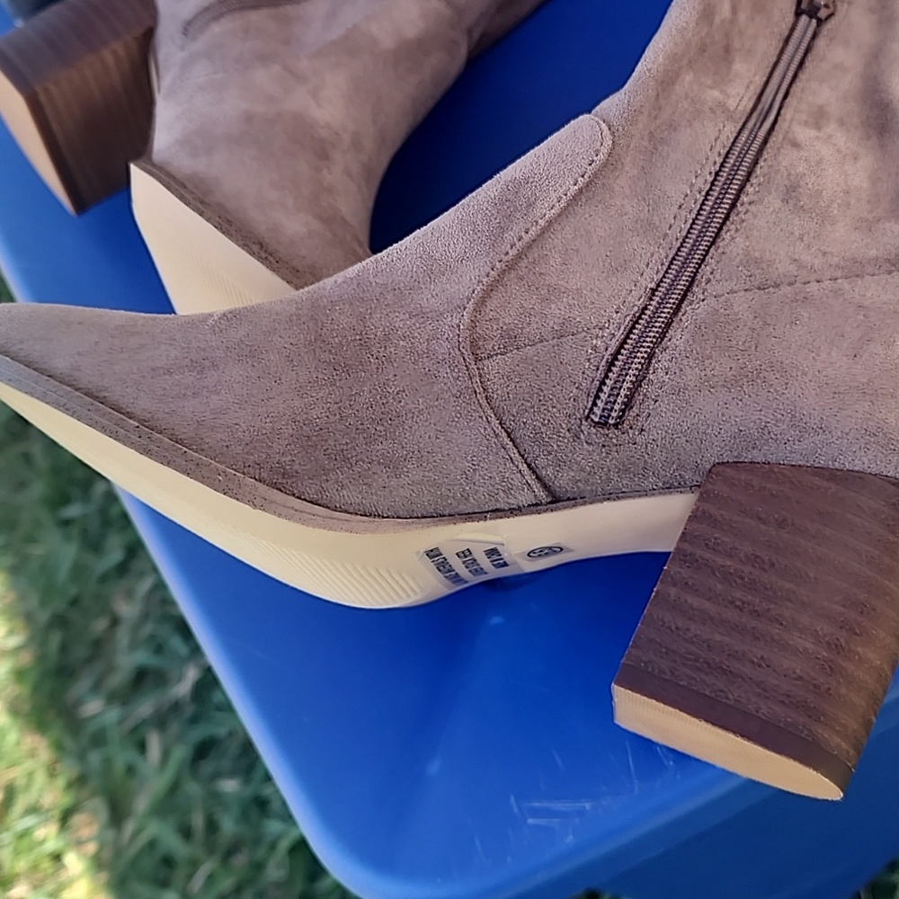 Boots - Picture 7 of 7